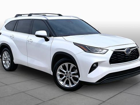 Used 2023 Toyota Highlander Limited FWD image 3