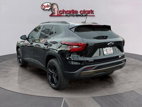 Used 2024 Chevrolet Trax ACTIV w/ Sunroof Package image 3