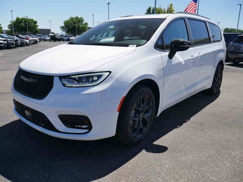 New 2026 Chrysler Pacifica Limited AWD/4WD image 3