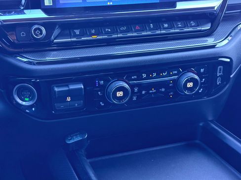 Used 2024 Chevrolet Silverado 2500 ZR2 w/ Technology Package image 33