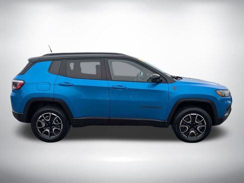 Used 2024 Jeep Compass Trailhawk AWD/4WD image 2