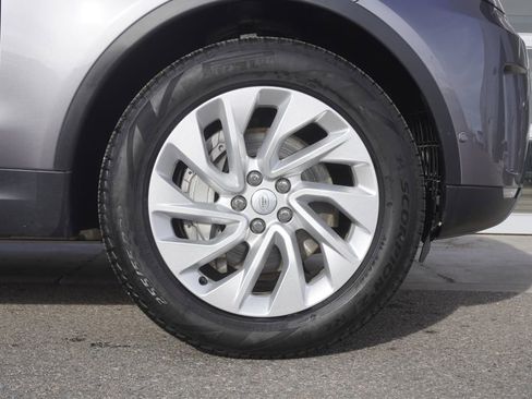 Used 2025 Land Rover Discovery S image 35