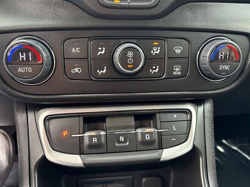 Used 2024 GMC Terrain SLT image 33