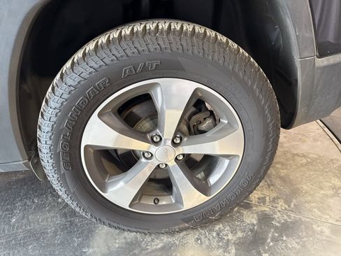 Used 2019 Jeep Cherokee Limited w/ Technology Group image 9