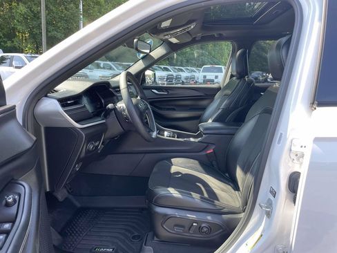 Used 2024 Jeep Grand Cherokee Altitude AWD/4WD image 26