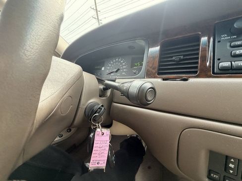 Used 1999 Lincoln Town Car Signature RWD image 12