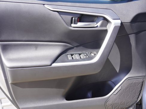 Used 2025 Toyota RAV4 XLE AWD/4WD image 19