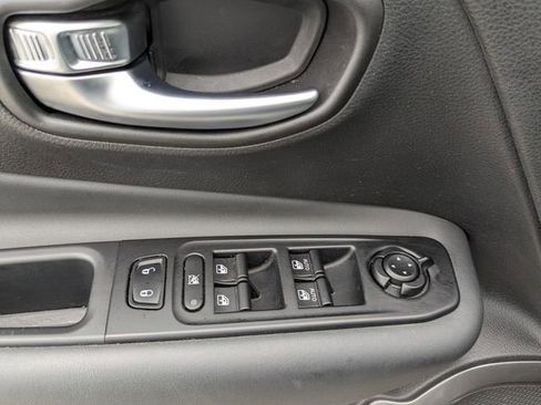 Used 2022 Jeep Renegade Latitude w/ Convenience Group AWD/4WD image 22