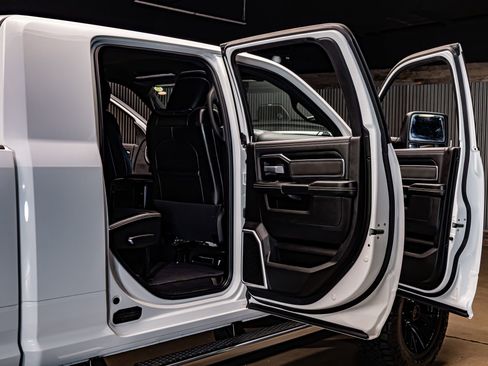 Used 2024 RAM 2500 Laramie w/ Night Edition image 31