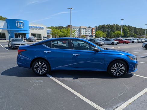 Used 2025 Nissan Altima 2.5 SV FWD image 2