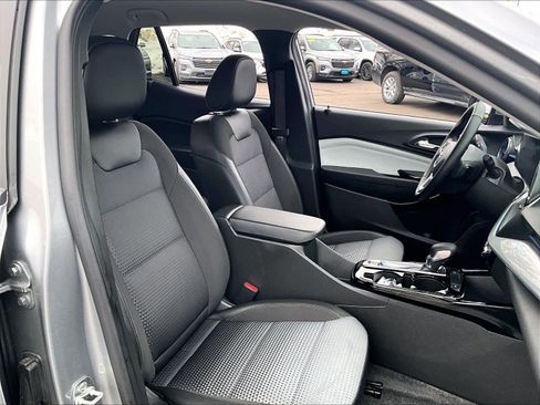 Used 2025 Chevrolet Trax LT w/ LT Convenience Package image 11