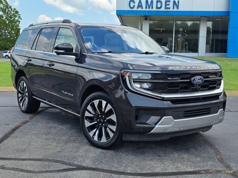 Used 2025 Ford Expedition Platinum w/ Driver's Package AWD/4WD image 2