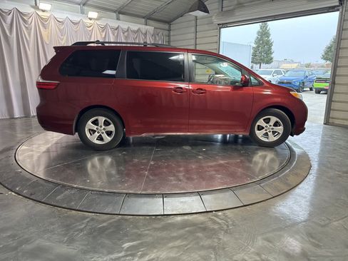 Used 2017 Toyota Sienna LE image 4