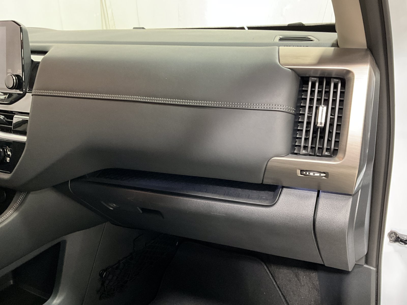 Used 2025 Nissan Pathfinder Platinum w/ Cargo Package AWD/4WD image 17