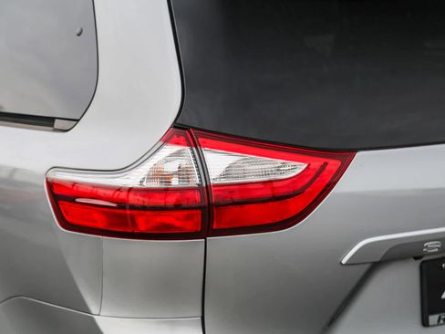 Used 2019 Toyota Sienna XLE image 7