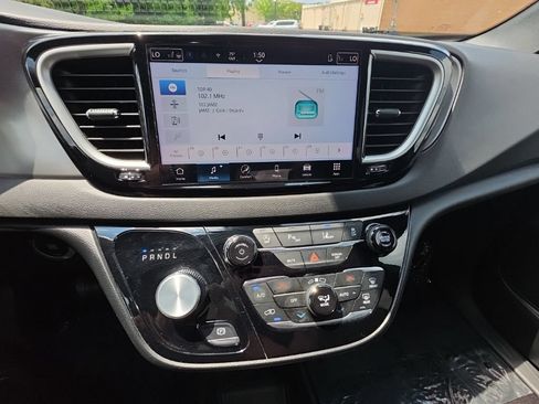 Used 2025 Chrysler Pacifica Select FWD image 27