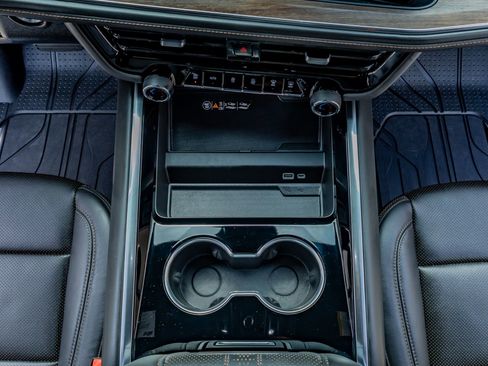 Used 2026 Chevrolet Suburban High Country AWD/4WD image 28