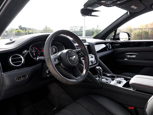 Used 2024 Bentley Bentayga image 34