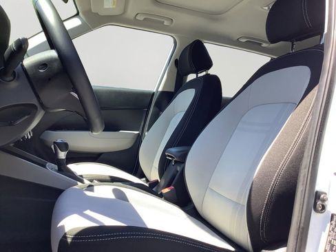 Used 2025 Hyundai Venue SEL FWD image 24