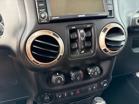 Used 2017 Jeep Wrangler Unlimited Sahara AWD/4WD image 32