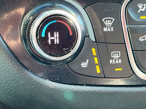 Used 2023 Chevrolet Equinox Premier image 21