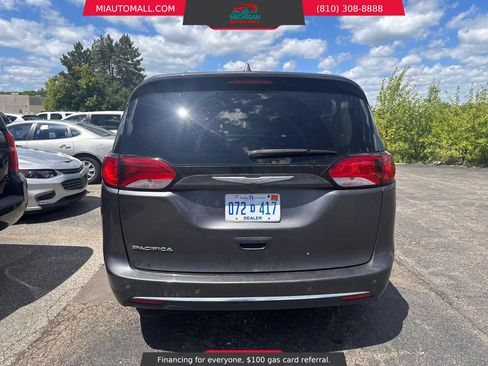 Used 2017 Chrysler Pacifica Touring-L Plus FWD image 6
