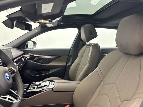 New 2027 BMW i5 xDrive40 AWD/4WD image 24