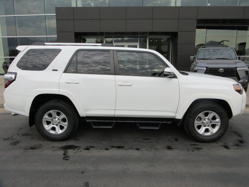 Used 2021 Toyota 4Runner SR5 Premium w/ Moonroof Package RWD image 11