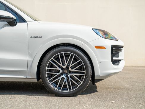 New 2025 Porsche Cayenne Turbo image 9