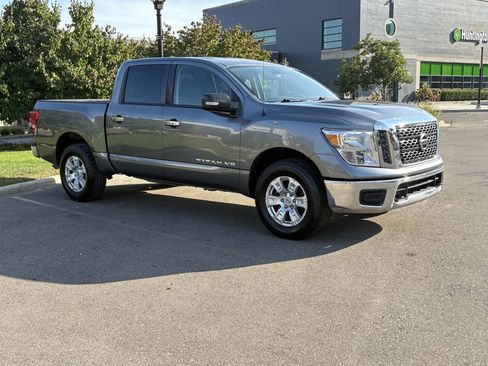 Used 2018 Nissan Titan SV image 7