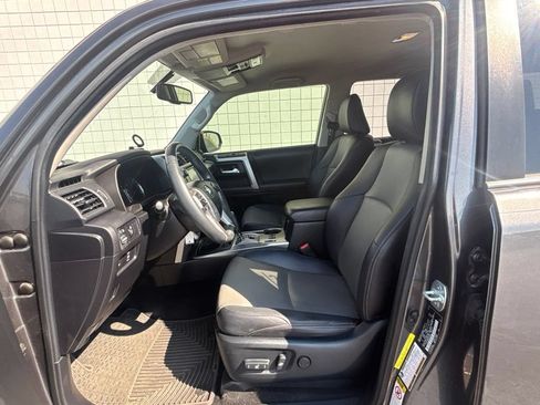 Used 2017 Toyota 4Runner SR5 Premium RWD image 3