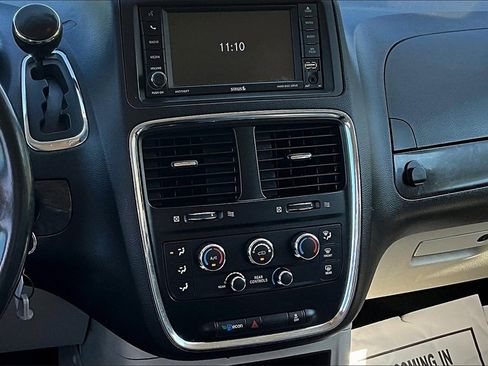 Used 2018 Dodge Grand Caravan SE w/ UConnect Hands-Free Group image 6