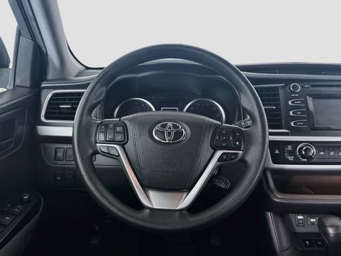 Used 2019 Toyota Highlander LE FWD image 17