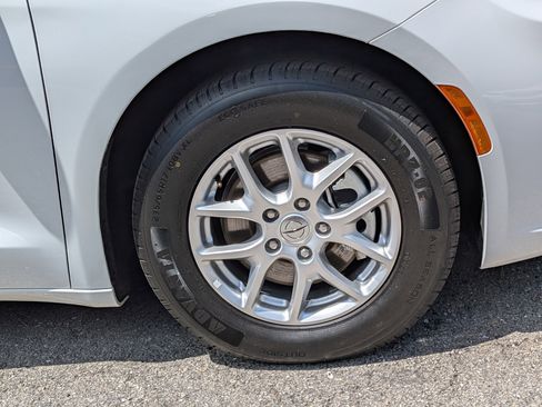 Used 2024 Chrysler Pacifica Touring-L FWD image 11