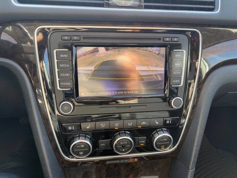 Used 2014 Volkswagen Passat 1.8T SEL Premium image 11