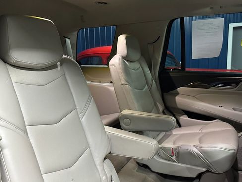 Used 2019 Cadillac Escalade Premium Luxury image 17