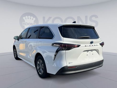 Used 2025 Toyota Sienna LE image 2