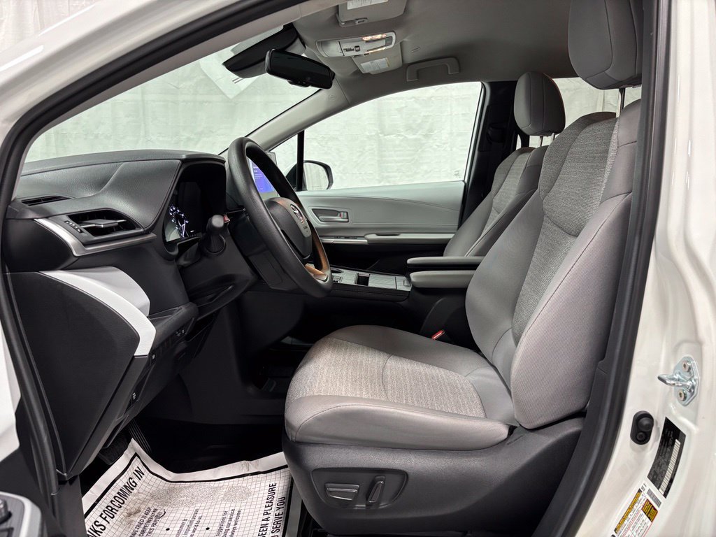 Used 2026 Toyota Sienna LE FWD image 14