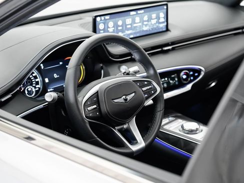 Used 2025 Genesis GV70 3.5T Sport w/ Sport Advanced Package image 9