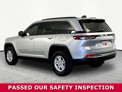 Used 2024 Jeep Grand Cherokee Laredo w/ Luxury Tech Group I AWD/4WD image 4