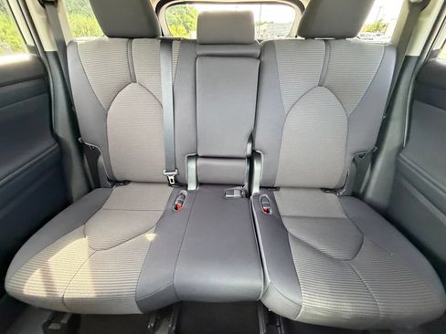 Used 2023 Toyota Highlander L AWD/4WD image 14