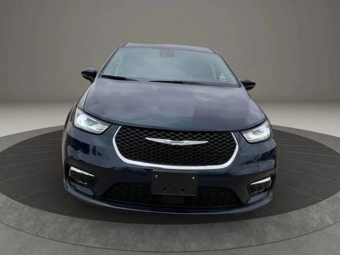 Used 2023 Chrysler Pacifica Touring-L FWD image 2