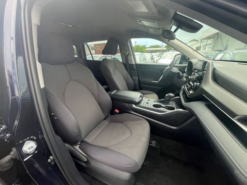Used 2025 Toyota Highlander LE FWD image 38