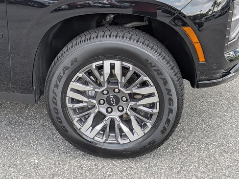 Certified 2025 Chevrolet Suburban Z71 AWD/4WD image 10