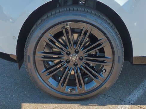 New 2025 Land Rover Range Rover SE image 13