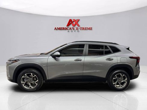 Used 2025 Chevrolet Trax LT w/ Sunroof Package FWD image 4