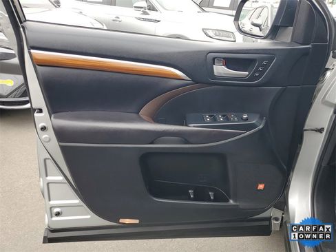 Used 2017 Toyota Highlander Limited image 23