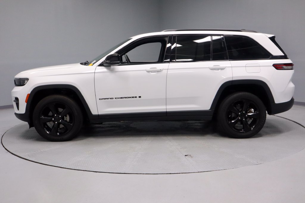 Used 2023 Jeep Grand Cherokee Altitude AWD/4WD image 8