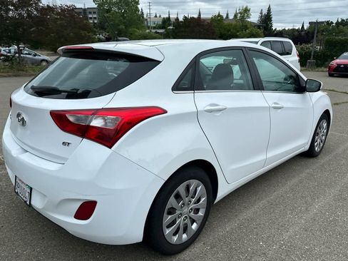 Used 2017 Hyundai Elantra GT FWD image 2