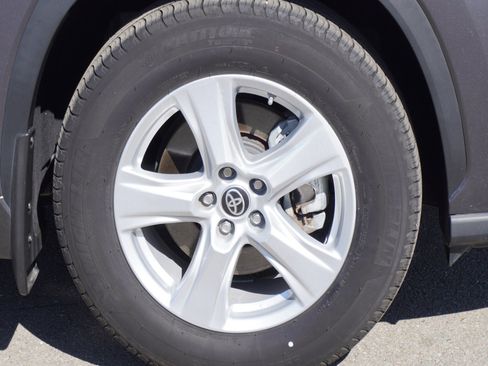 Used 2024 Toyota Highlander LE image 5